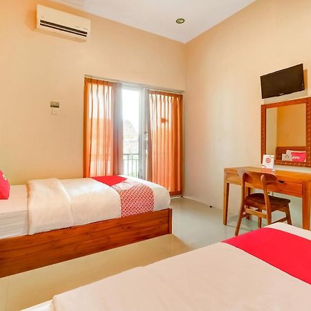 Super Oyo 3496 Griya Gayatri Syariah Hotel Melati Kültér fotó