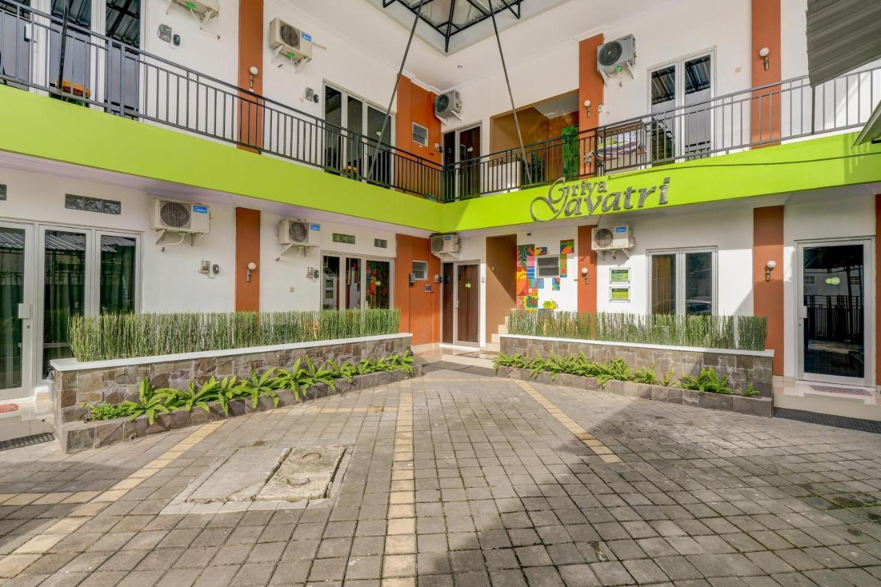 Super Oyo 3496 Griya Gayatri Syariah Hotel Melati Kültér fotó