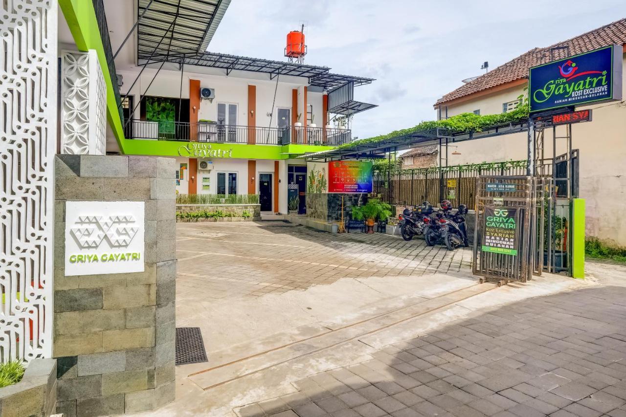 Super Oyo 3496 Griya Gayatri Syariah Hotel Melati Kültér fotó