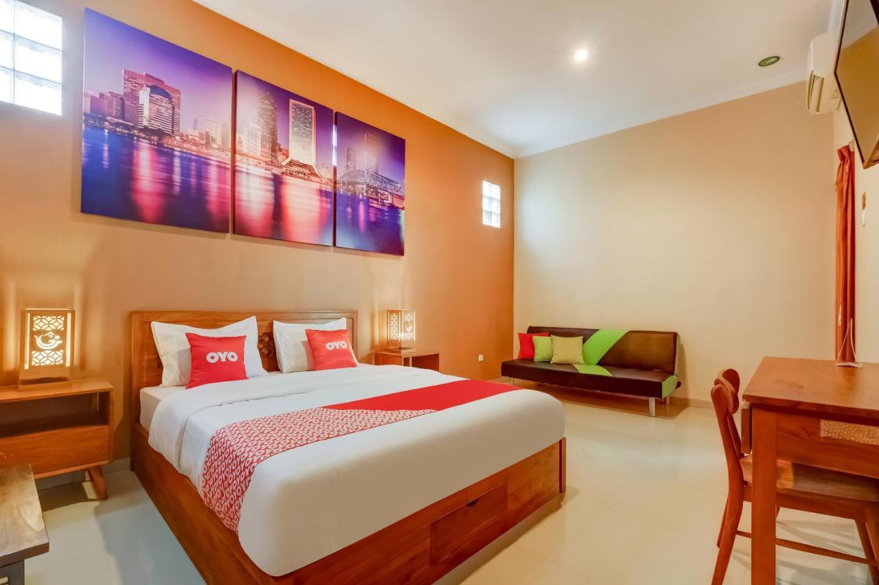 Super Oyo 3496 Griya Gayatri Syariah Hotel Melati Kültér fotó