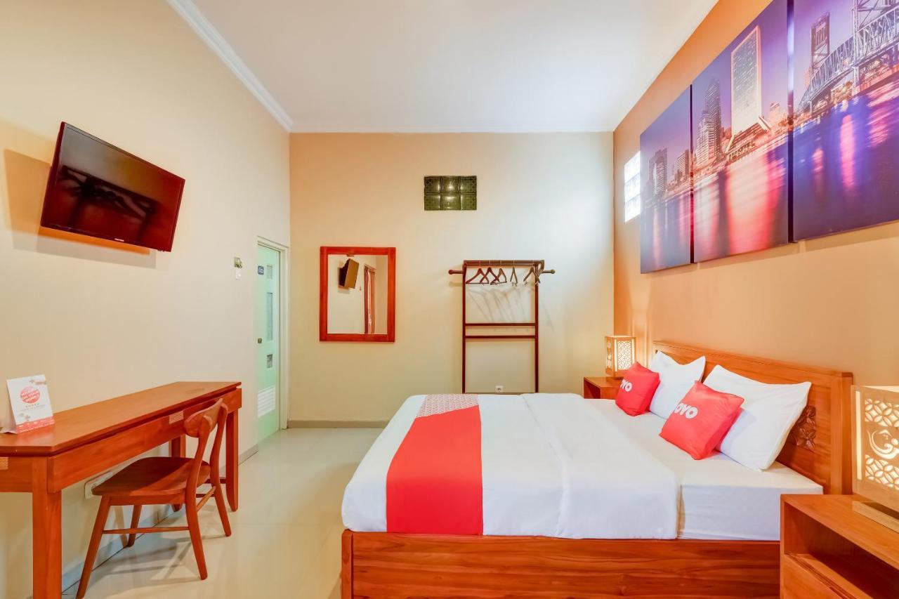 Super Oyo 3496 Griya Gayatri Syariah Hotel Melati Kültér fotó