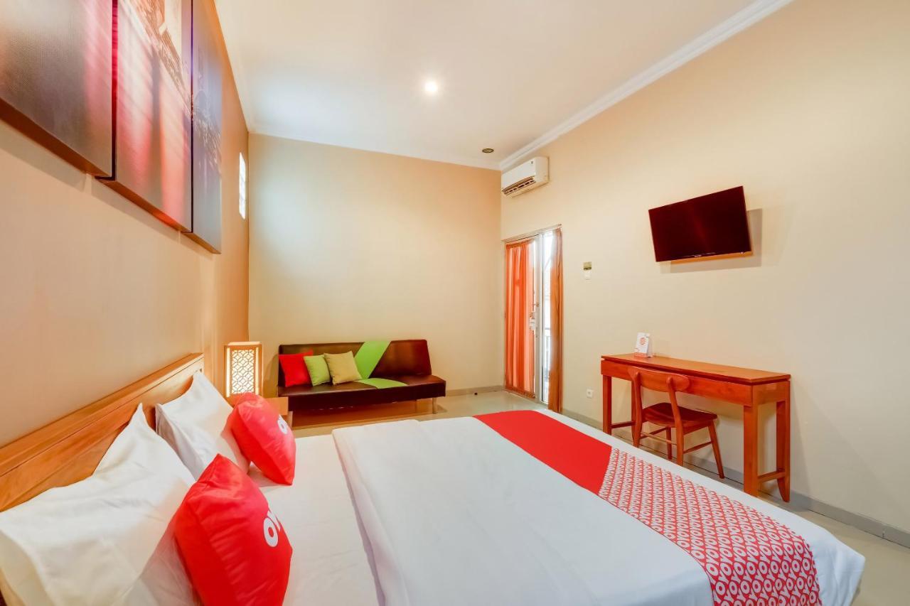 Super Oyo 3496 Griya Gayatri Syariah Hotel Melati Kültér fotó
