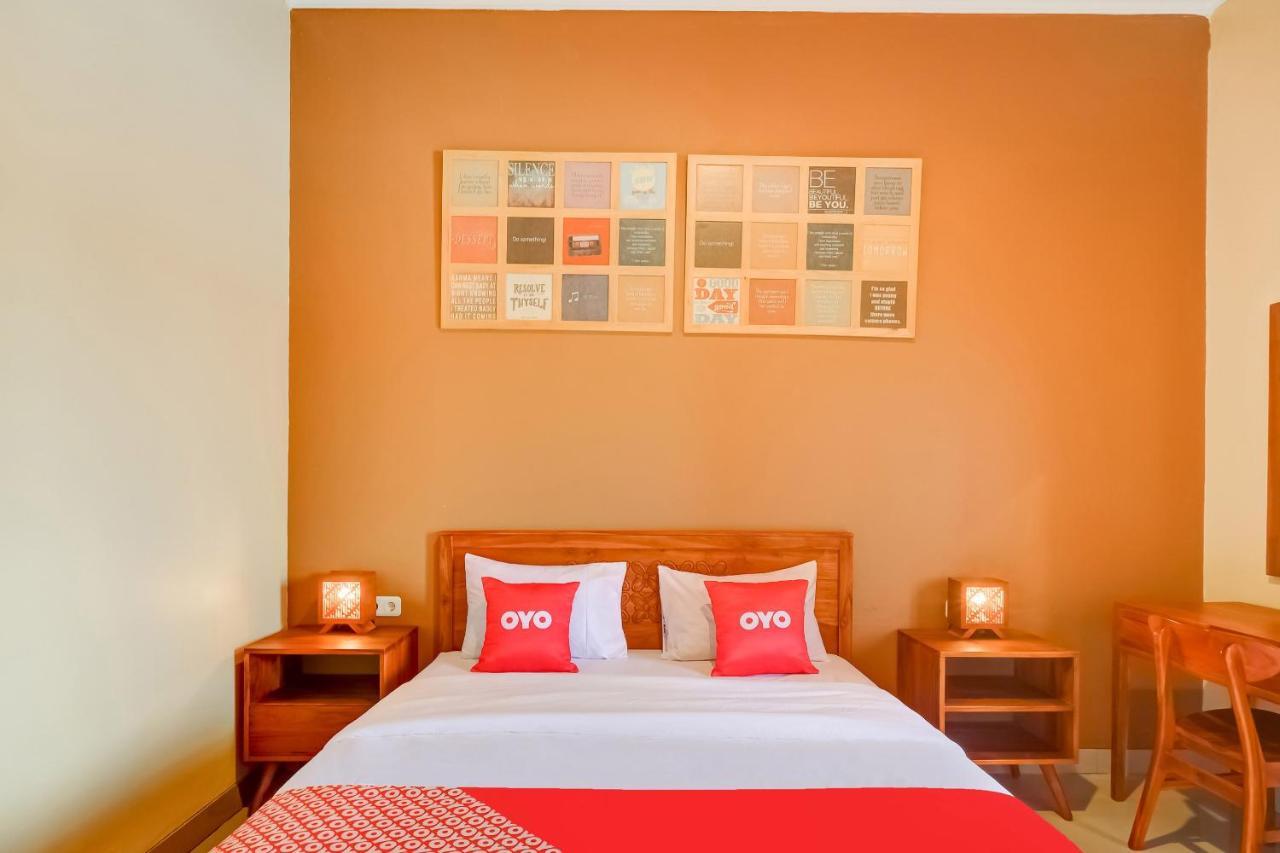 Super Oyo 3496 Griya Gayatri Syariah Hotel Melati Kültér fotó