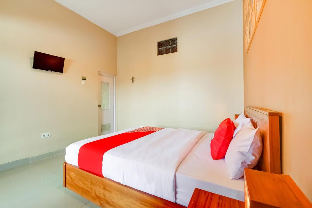 Super Oyo 3496 Griya Gayatri Syariah Hotel Melati Kültér fotó