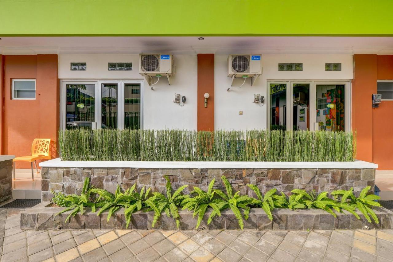 Super Oyo 3496 Griya Gayatri Syariah Hotel Melati Kültér fotó