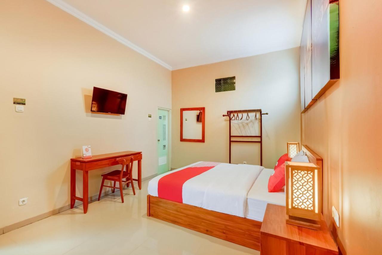 Super Oyo 3496 Griya Gayatri Syariah Hotel Melati Kültér fotó