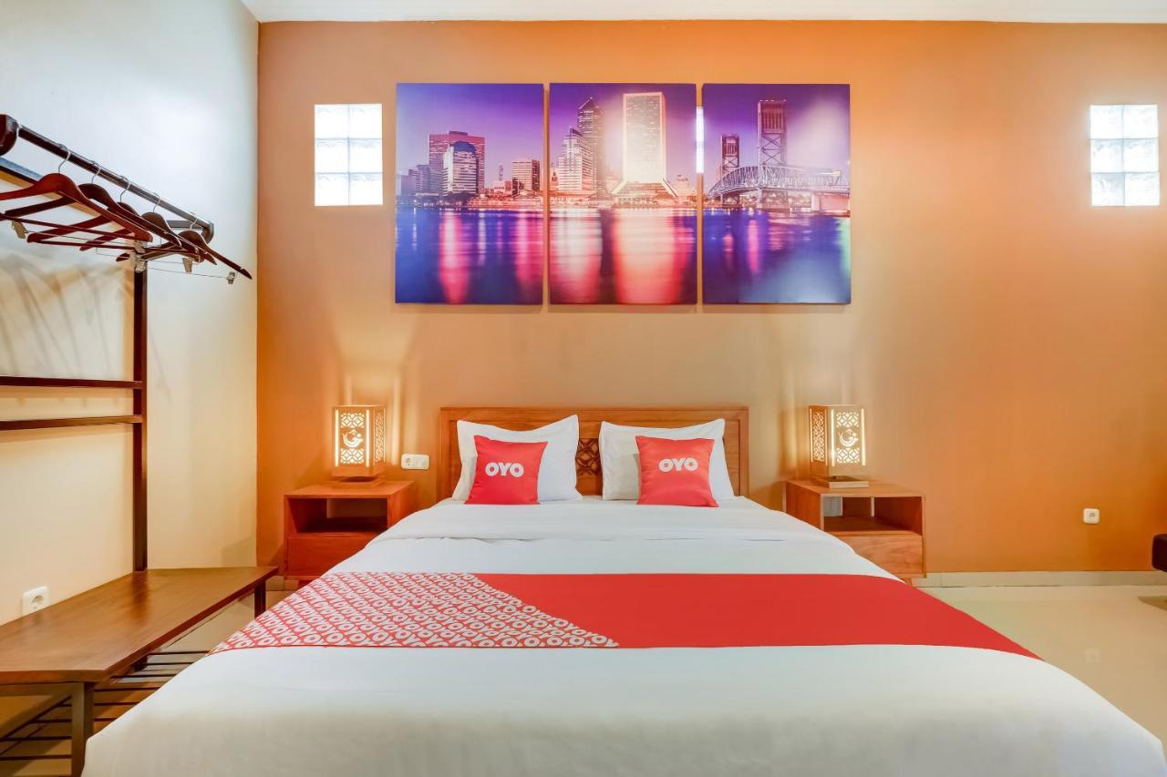 Super Oyo 3496 Griya Gayatri Syariah Hotel Melati Kültér fotó